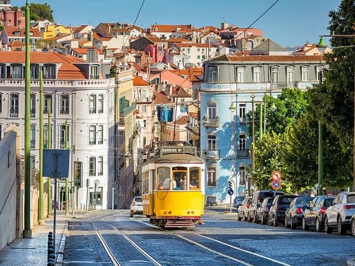 Madrid to Lisbon 1-Way Private Transfer with Sightseeing Stop