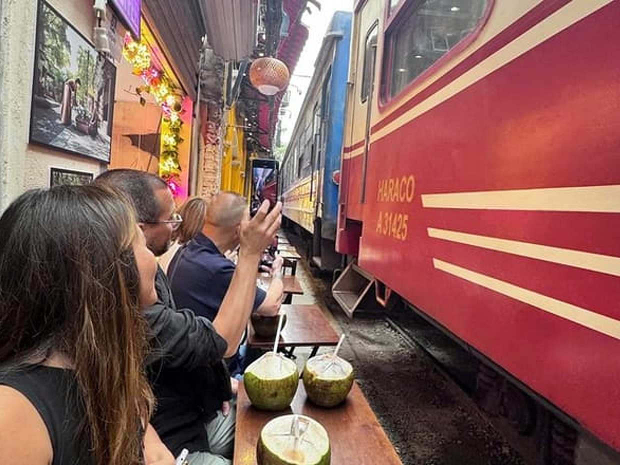 جولة بسيارة الجيب العسكرية في هانوي مع مشاهدة المعالم السياحية وتذوق الطعام والثقافة في فيتنام، هانوي