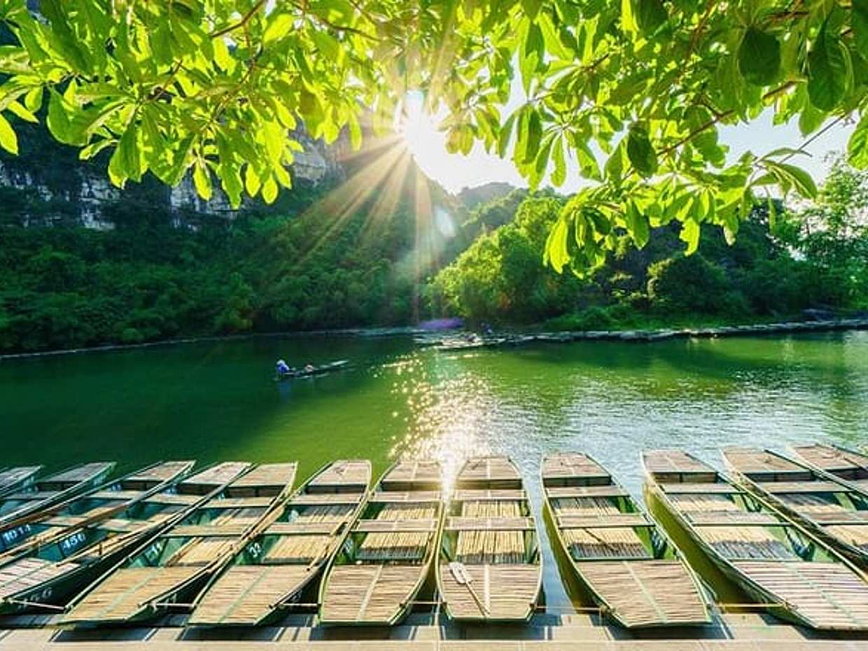Small Group Ninh Binh Day Tour to Hoa Lu Trang An from Hanoi, photo 3