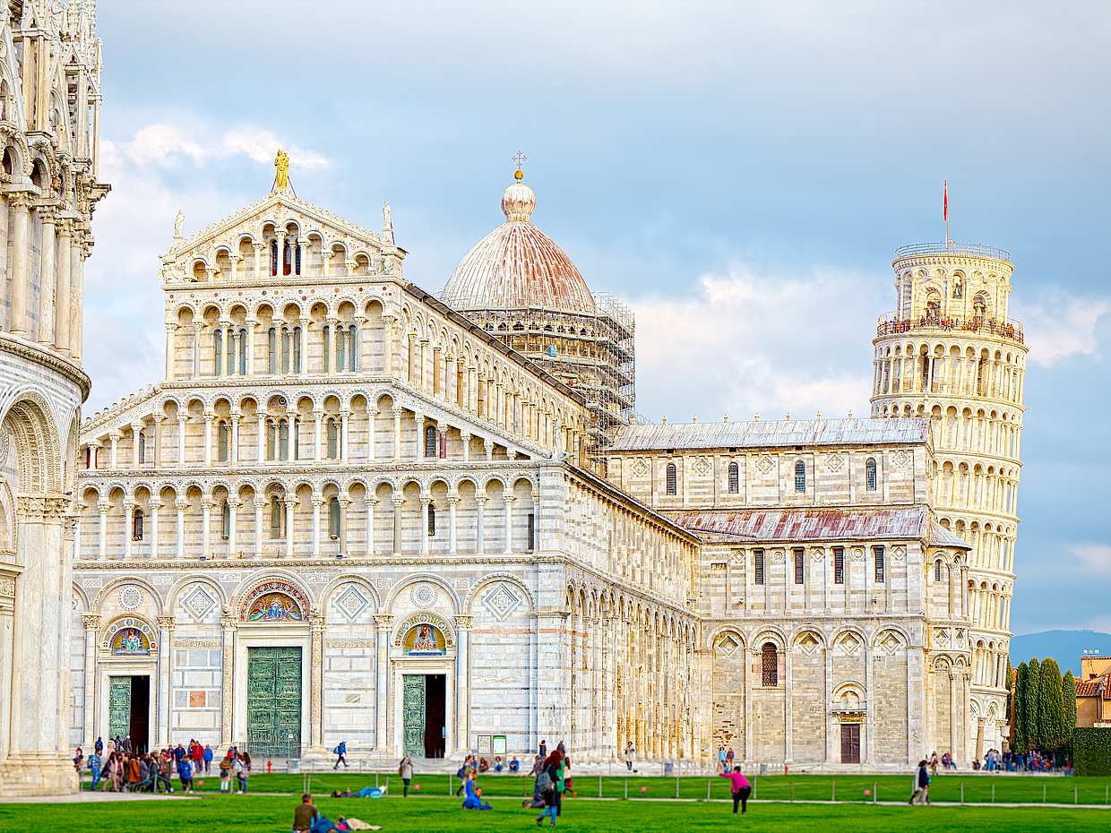 Pisa Guided Tour and Wine Tasting with leaning tower ticket in Italy