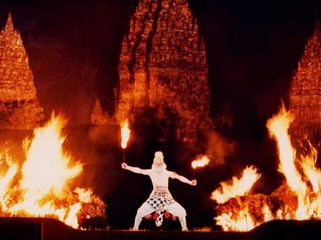 Prambanan Sunset and Ramayana Ballet with Dinner
