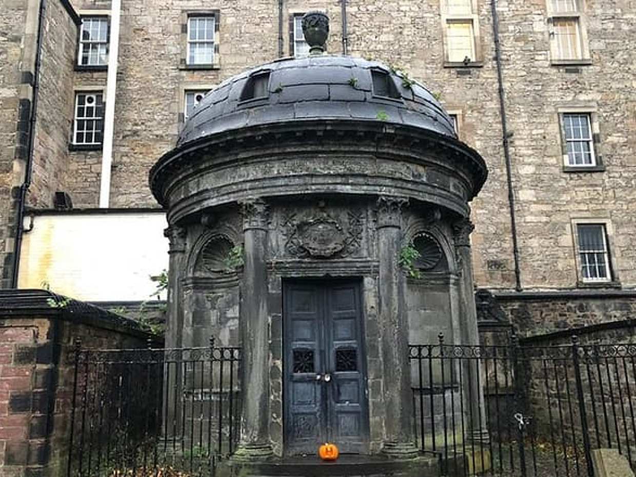 "Duchové Edinburghu: Prohlídka a hra s průzkumem krvavé minulosti ve Spojeném království".