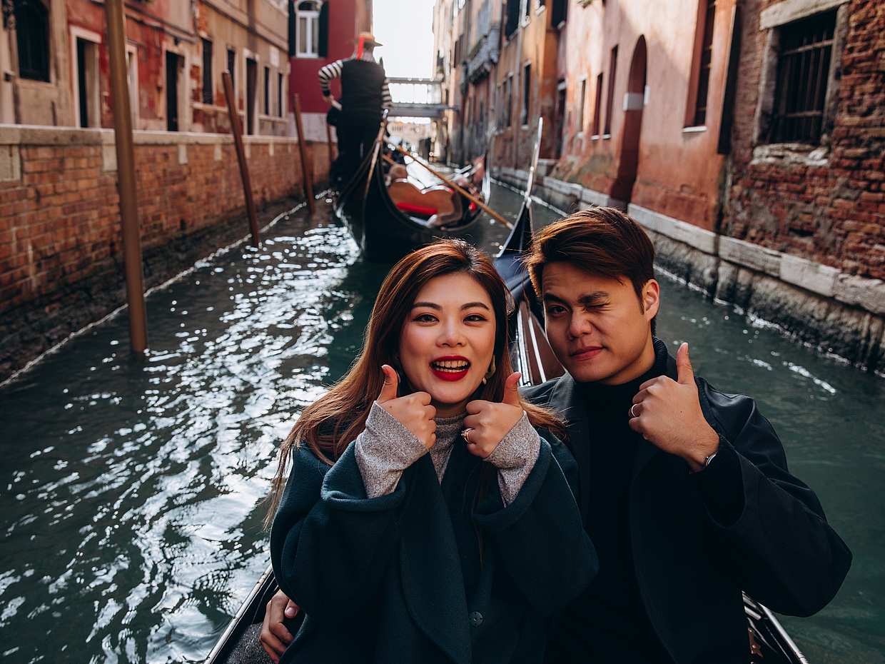 Innanzitutto, ecco il testo che mi hai fornito: "Falling in Love in Venice - Private Gondola Ride for Couples in Italy".

Ed ecco la traduzione in italiano, mantenendo tono, stile e struttura dell'originale:

Innamorarsi a Venezia - Giro Privato in Gondola per Coppie in Italia
, photo 3