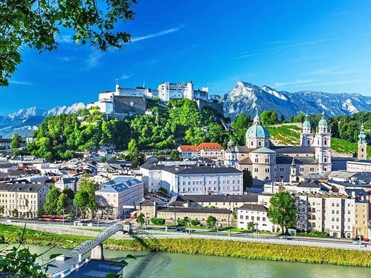 Vienna - Salzburg with 2h of Sightseeing, English Speaking Driver