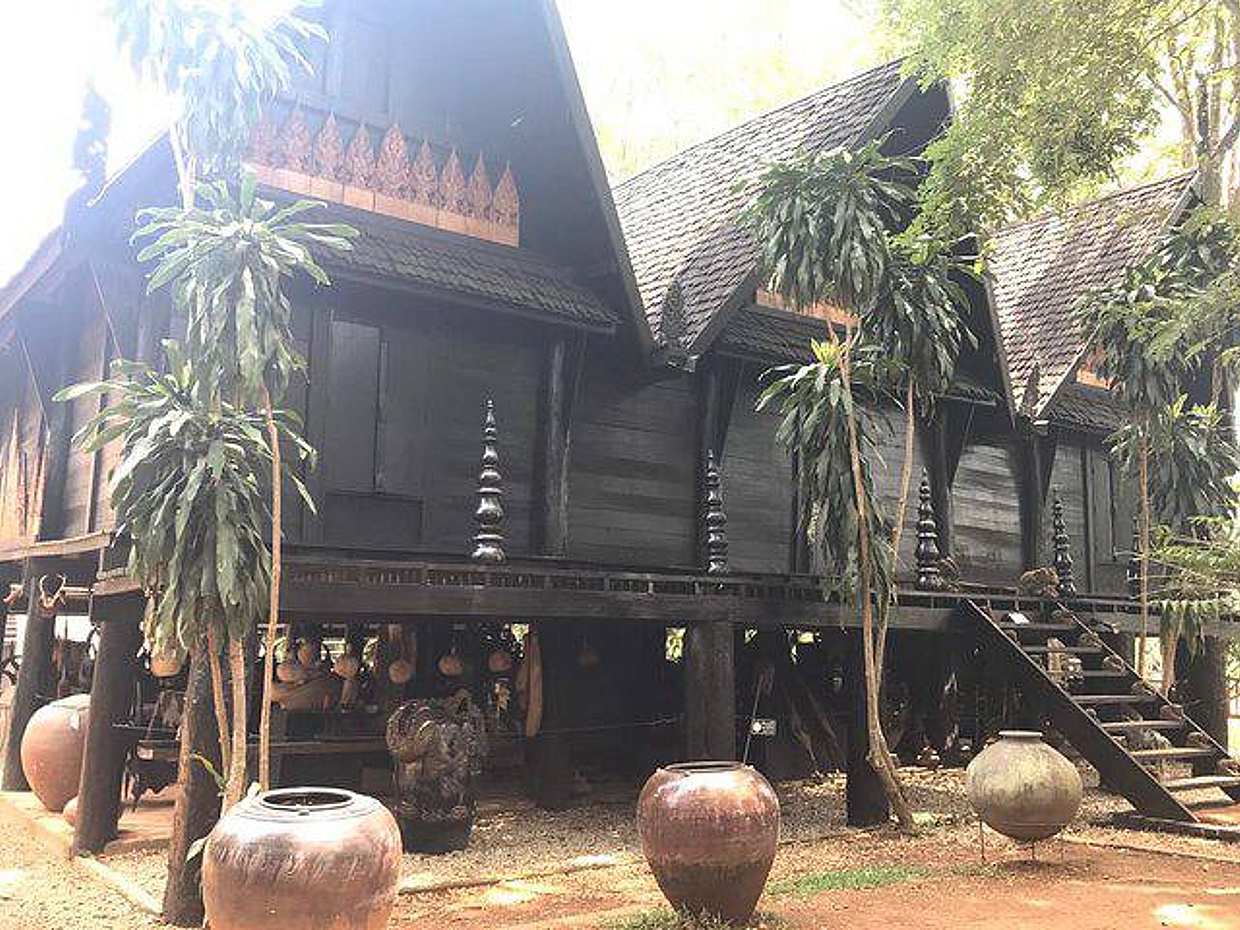 Chiang Mai: White Temple, Baan Dam Museum and Blue Temple Full Day Tour in Thailand, photo 5