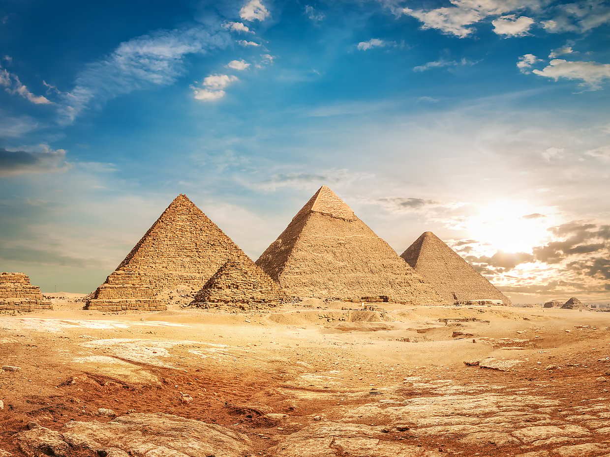 Pyramides de Gizeh  Excursion privée avec balade à dos de chameau et quad  journée complète en Égypte, la grande pyramide de Gizeh.
