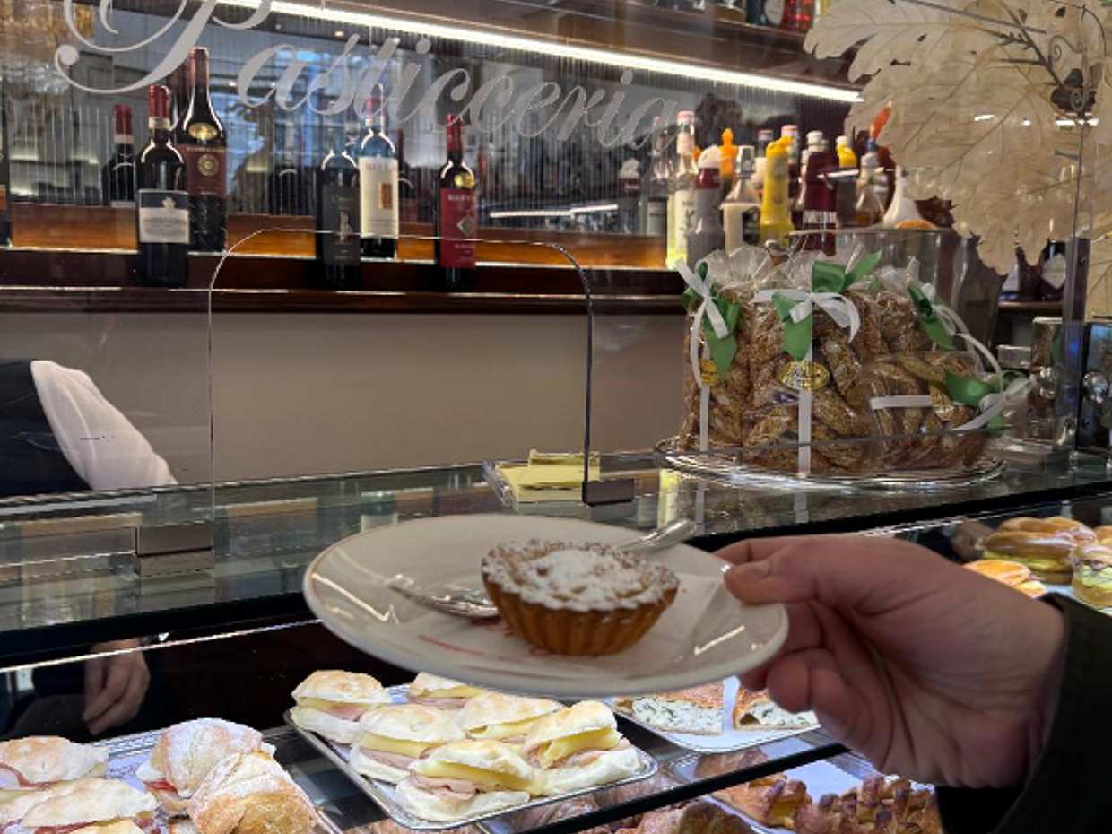 Taste of Florence: Local Breakfast, Market Tour, Wine Window Sip and Cheese Tasting in Italy, photo 3