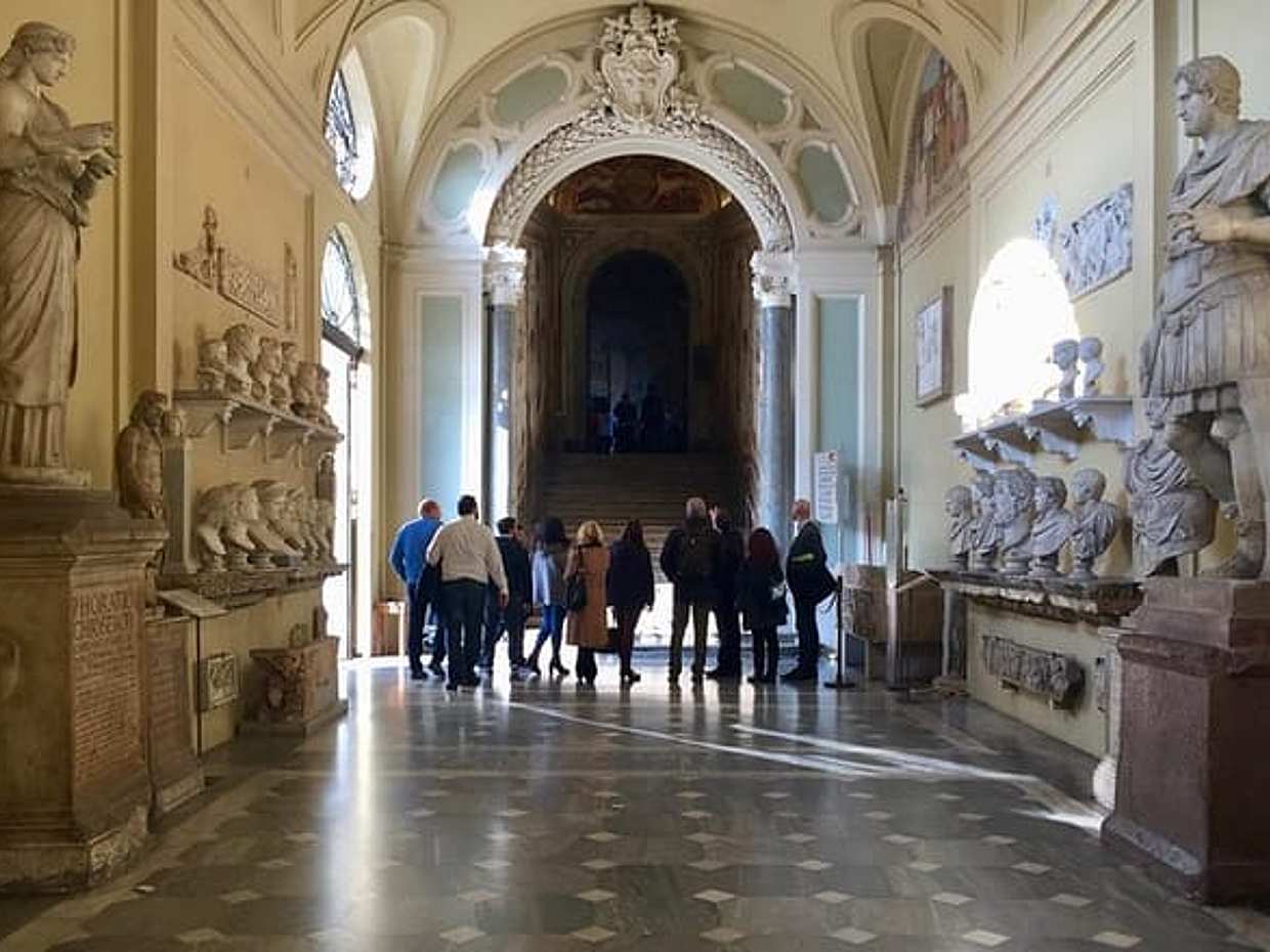 PRIVATE TOUR IN ENGLISH: Vatican Museums, Sistine Chapel & Raphael Rooms with Skip-the-Line
