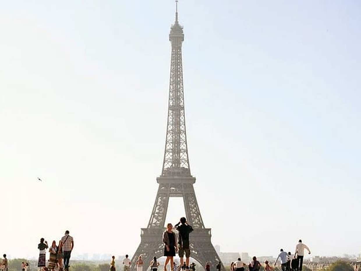 CDG Transfer with Eiffel Lunch Cruise with la Vallee village