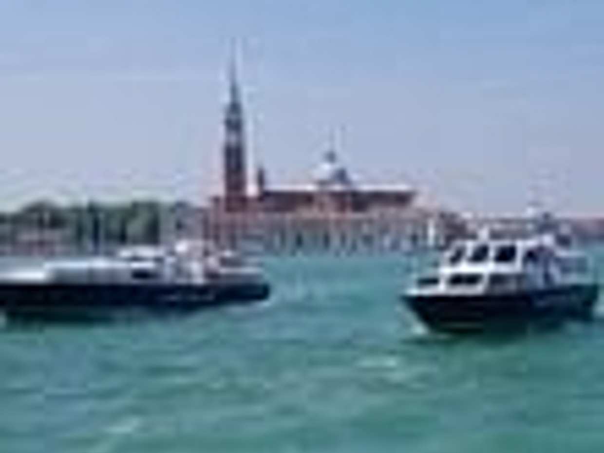 Venezia: Noleggio motoscafo per 2 ore con aperitivo