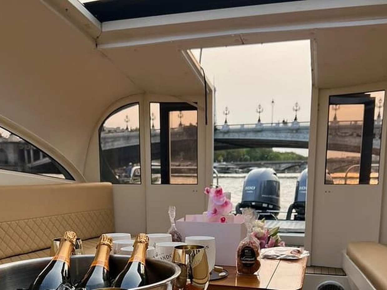 Private VIP cruise with champagne tasting and macaroon, photo 5