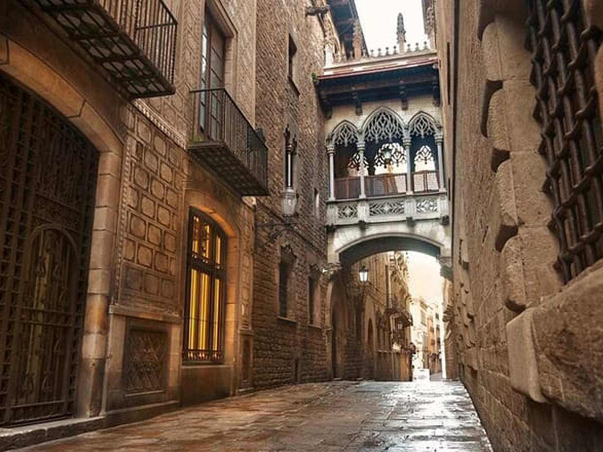 Barcelona Scavenger Hunt & Highlights Self-Guided Walking Tour