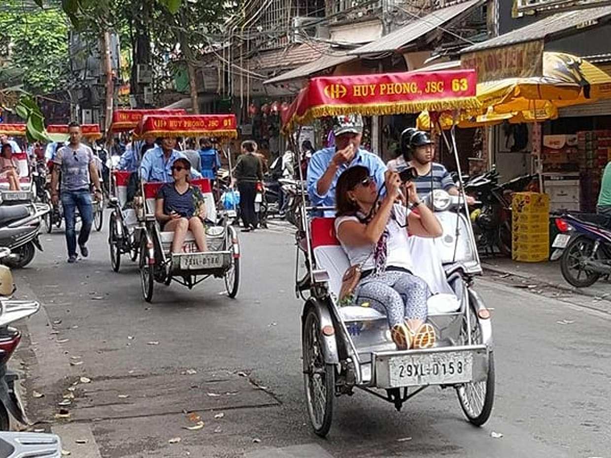 (5 Hours) 3 in 1 Special Tour: Cyclo, Street Food Tour & Foot Spa, photo 2