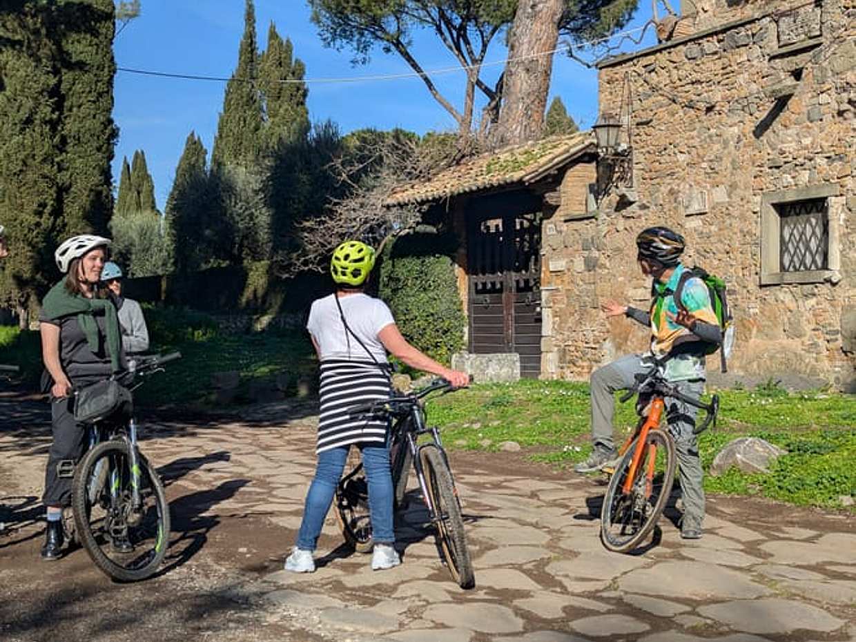 Appia Antica и Катакомбы на электровелосипеде: экскурсия с частным трансфером от Цирка Массимо в Италии, Рим