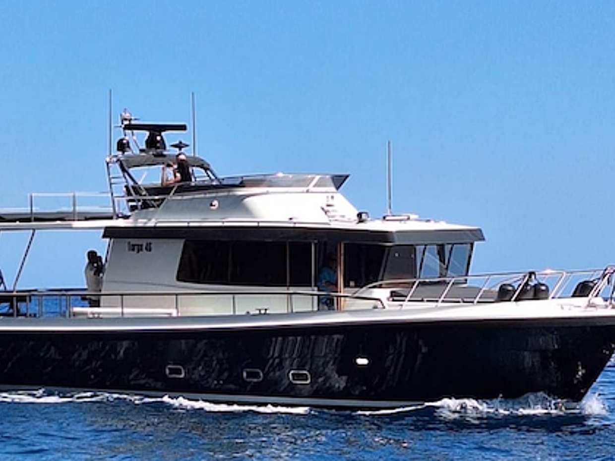 Privé Targa motorjacht cruise overdag met maaltijd & drankjes in Griekenland, Santorini
