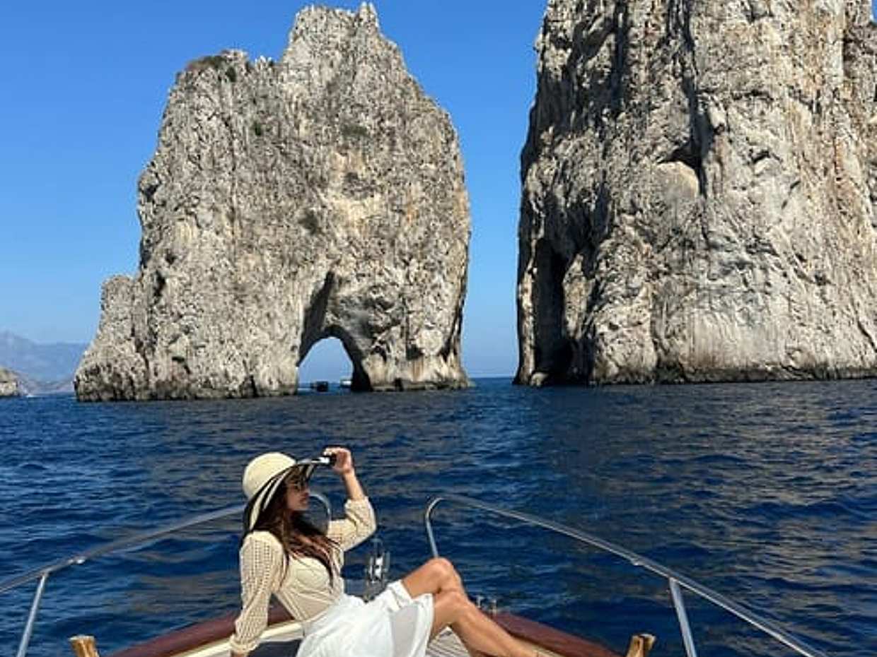 Capri: 2 hour private boat tour, swim, relax & explore hidden gems, photo 2