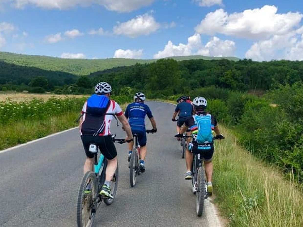 Full day E-bike rental in San Gimignano in Italy