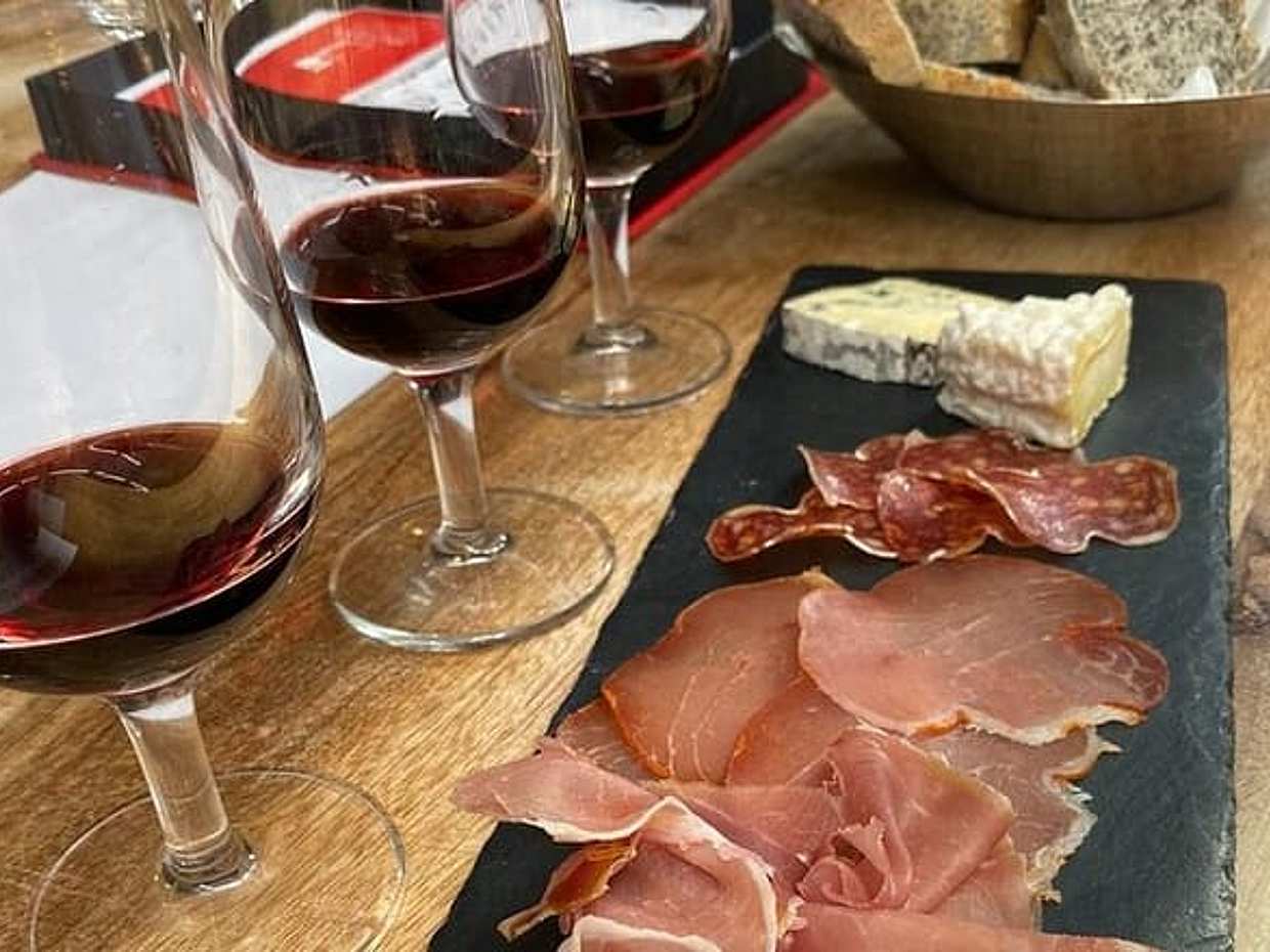 Small Group: Bordeaux Wine History Tour with Wine & Cheese Tasting, photo 2