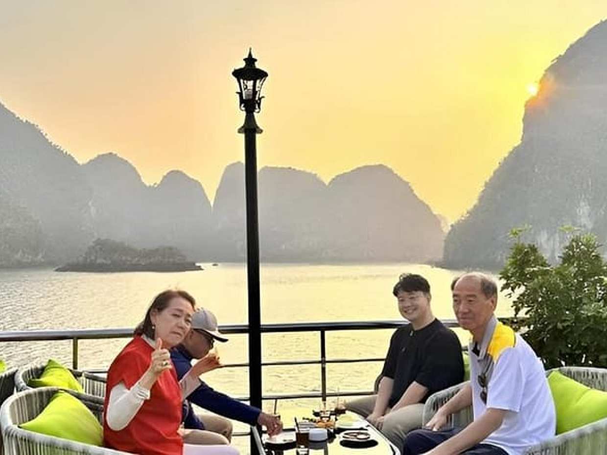 Hanoi: Luxury Cruise with Gourmet Buffet & Limousine Transfer, photo 3