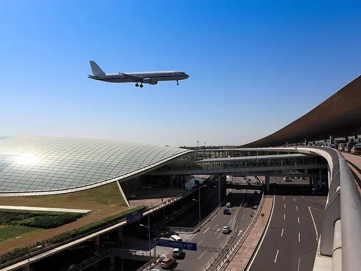 Private Transfer from Beijing Capital International Airport(PEK) to Beijing Urban Area by Business MVP5 in China, photo 3