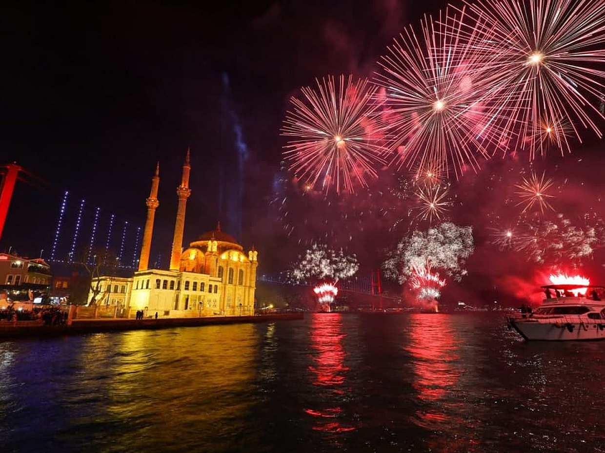 Istanbul New Year's Eve Premier Dinner Cruise on the Bosphorus-2022, Türkiye, photo 4