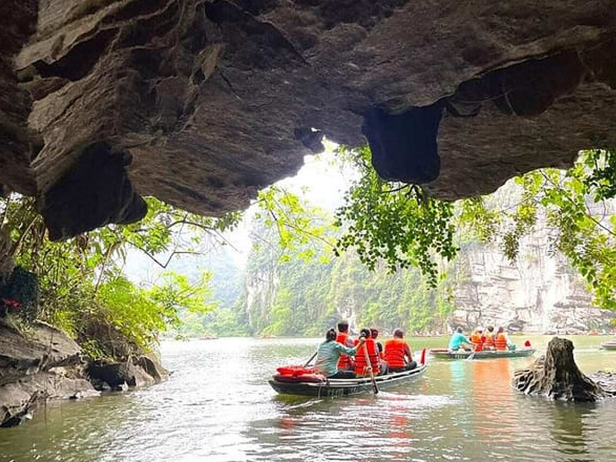 Hanoi: Private Luxury Tour Discover Mua Caves, Trang An & Hoa Lu, photo 3
