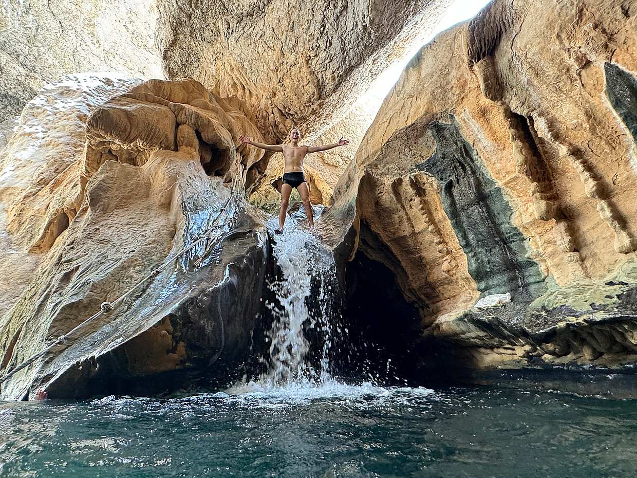 Z Maskatu: całodniowa wycieczka do Wadi Shab i Bimmah Sinkhole z odbiorem z hotelu w Omanie.