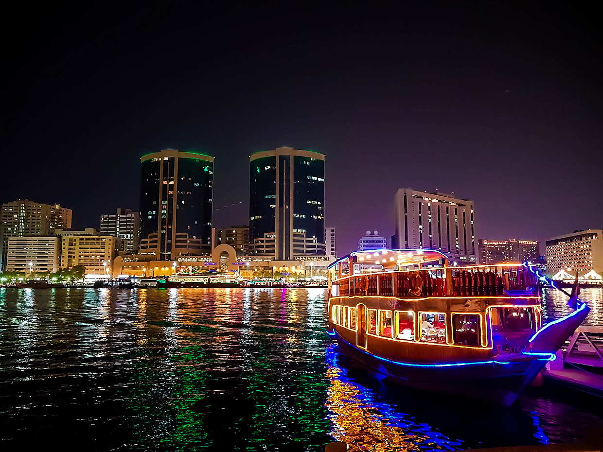 Dîner Croisière en Dhow à Creek avec Spectacles de Divertissement aux Émirats Arabes Unis, Dubaï Creek.

