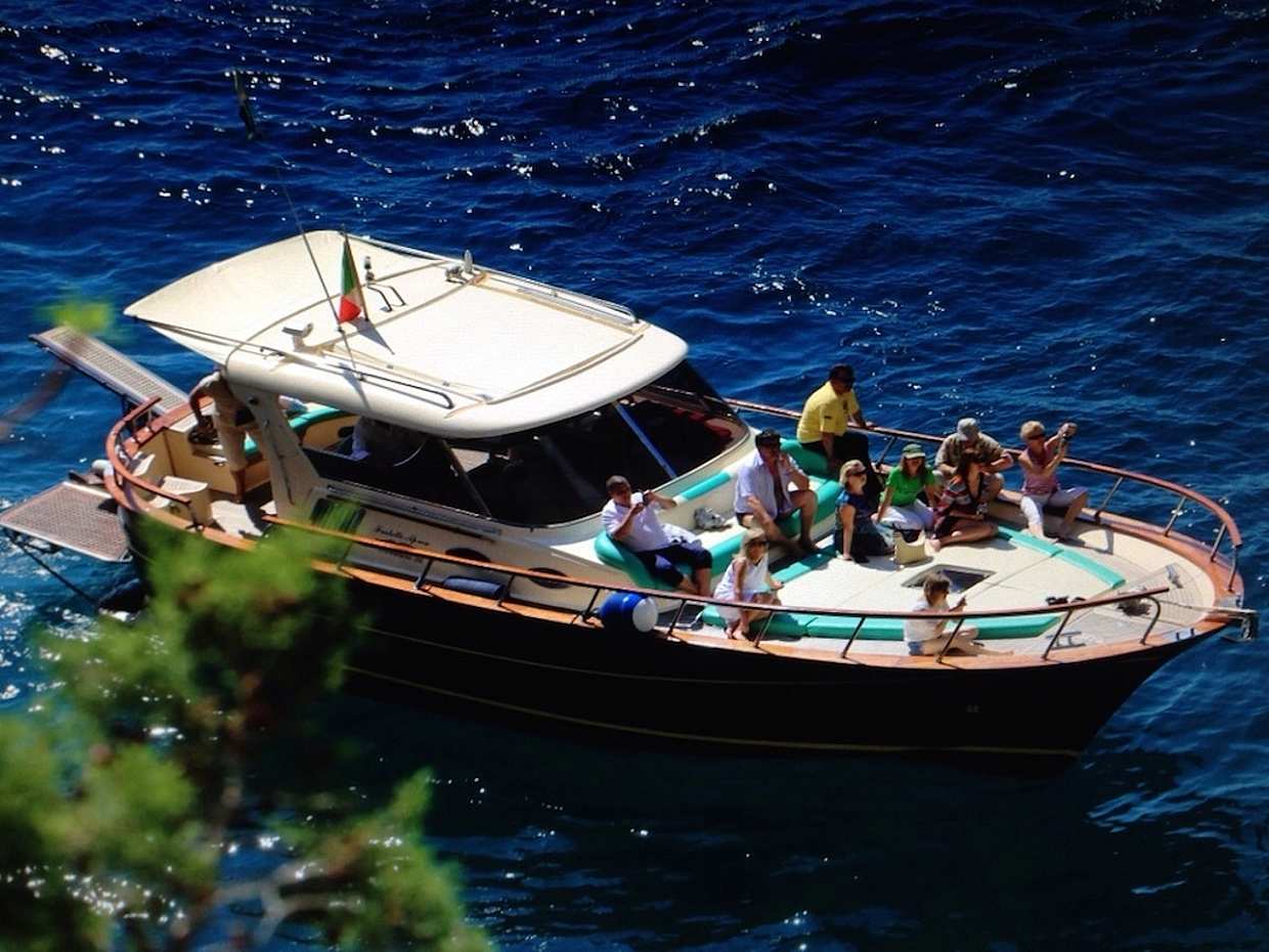 Tour en barco por la costa de Sorrento y Capri con diversión y baño en Italia
