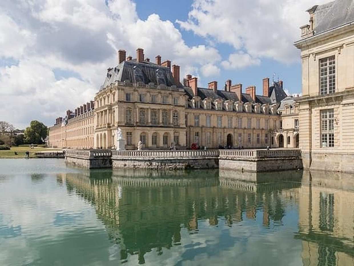 Private day trip from Paris to Fontainebleau with a local driver in France