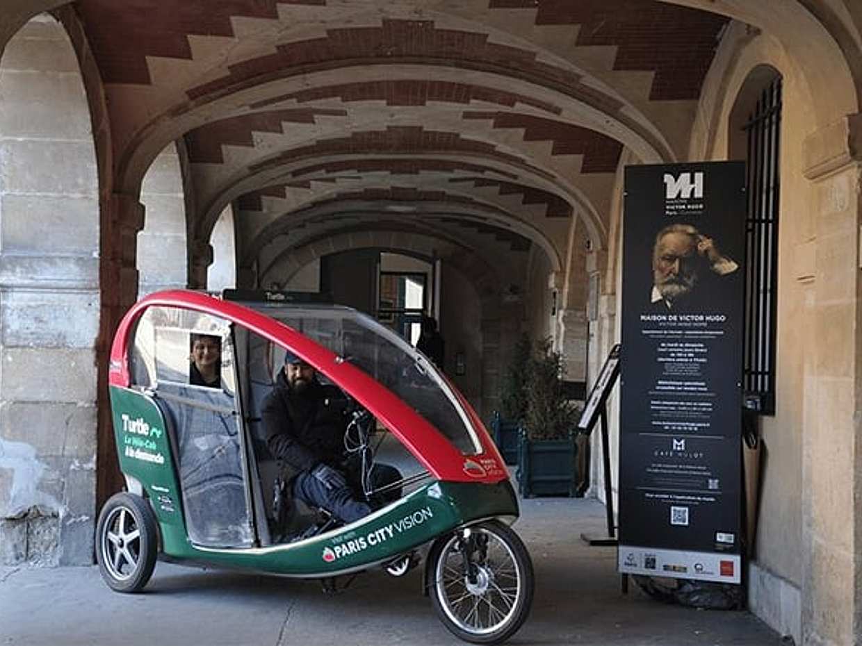 Private guided tour by bike cab in Paris the Marais, photo 3