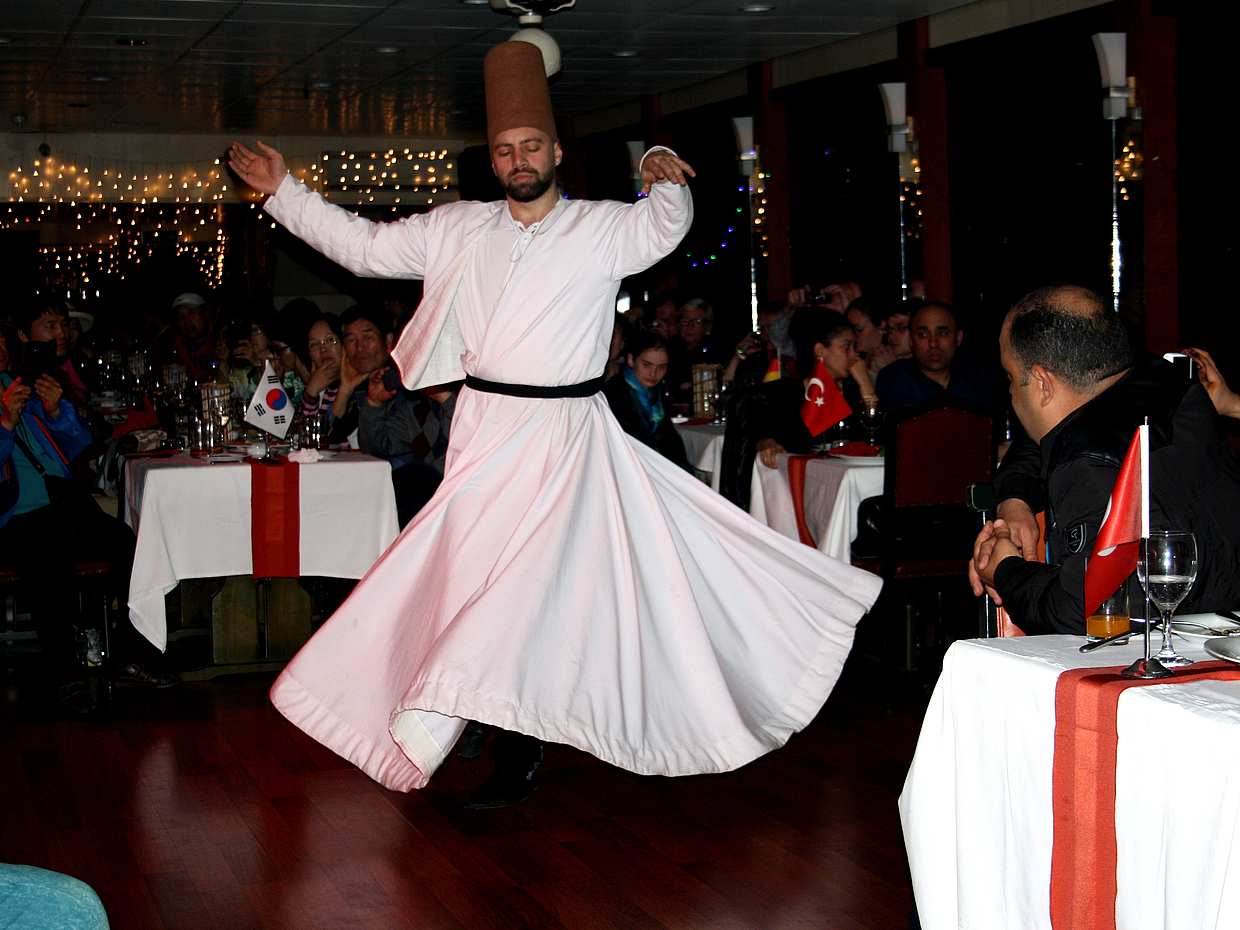 Istanbul Oriental Dinner Cruise with Entertainment in Turkey, photo 3
