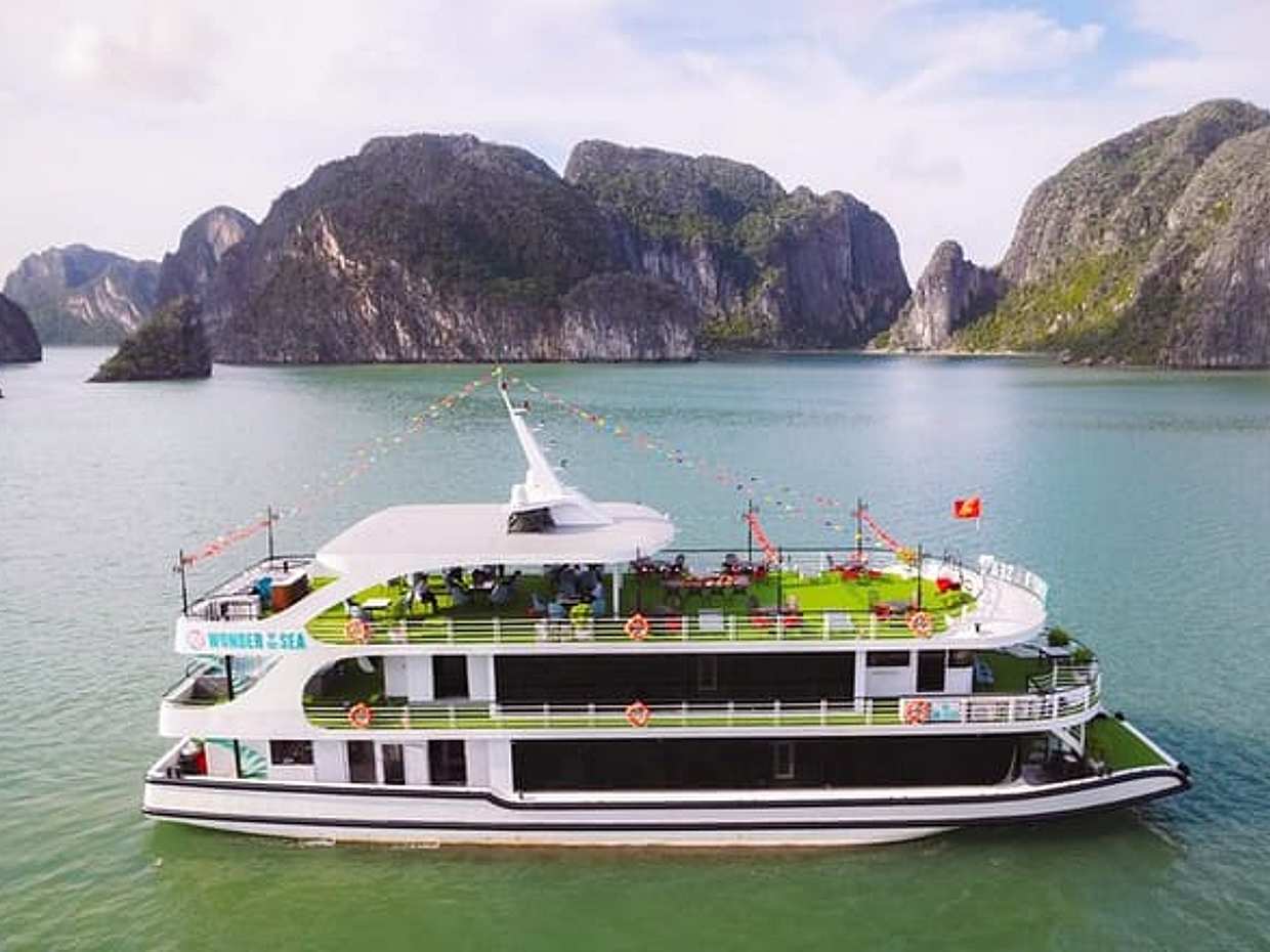 Halong Bay Premium Cruise with Jacuzzi, Kayaking & Scenic Views, photo 2