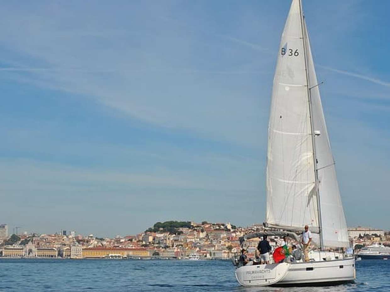 Lisbon Old town Sailng Cruise- 2h Small Group Tour, with a drink included in Portugal