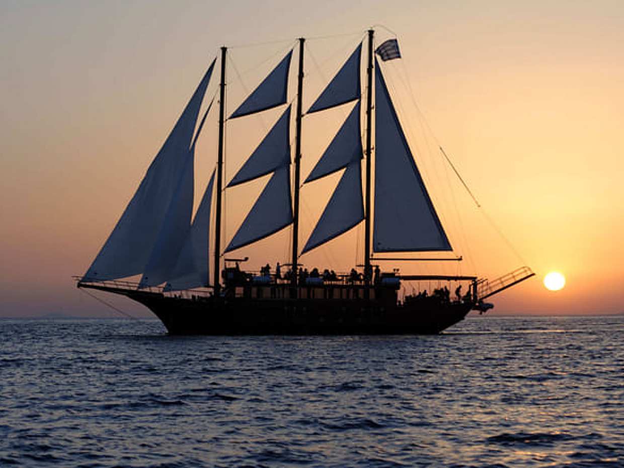 Croisière Dîner au Coucher de Soleil à Santorin