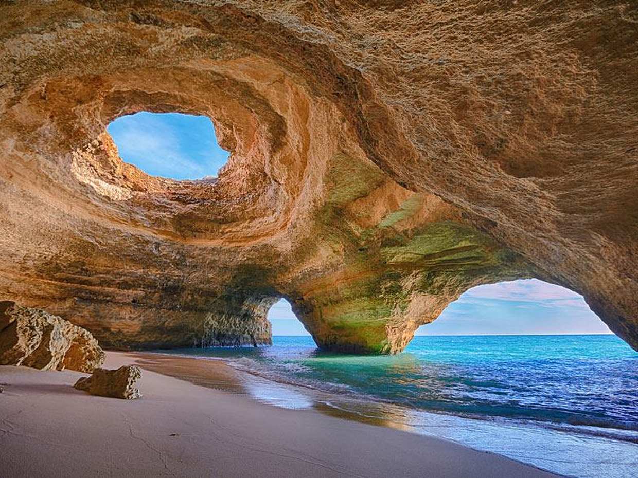 Lagos Benagil Sea Caves Speedboat Tour из Лагоса в Португалии, пещера Бенагил.
