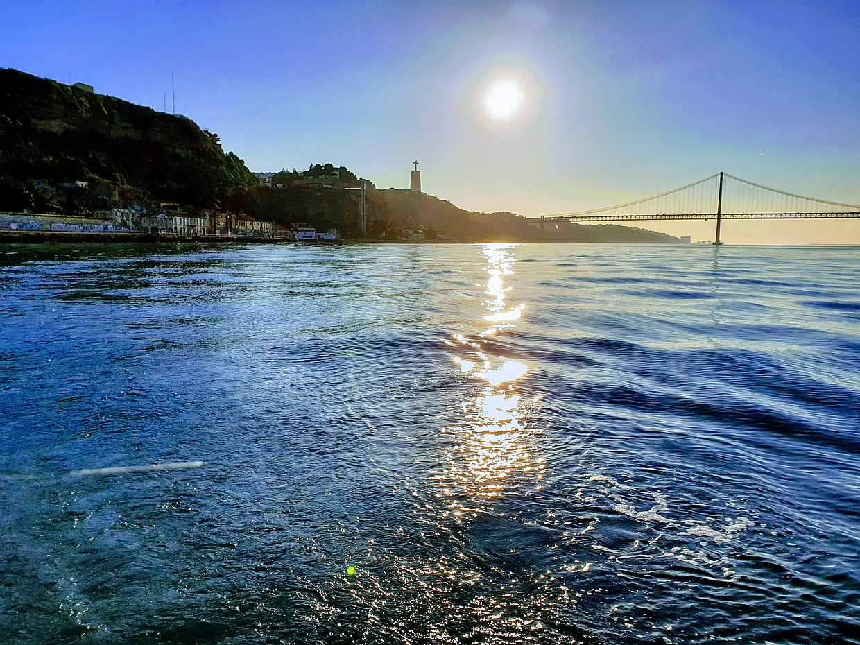 Passeio de Barco ao Pôr do Sol em Lisboa, Portugal
, photo 2