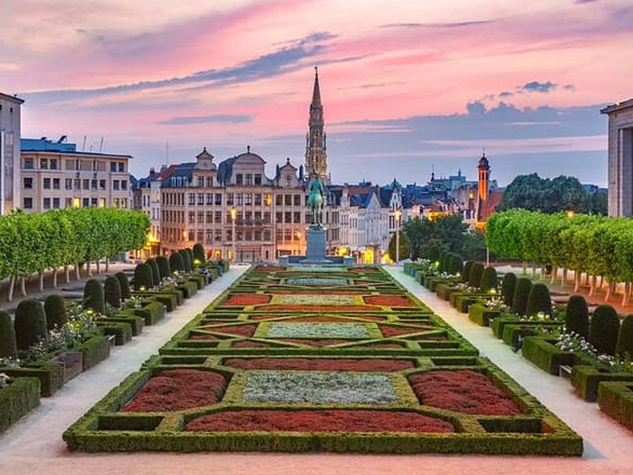 Privétransfer van Amsterdam naar Brussel, met een stop van 2 uur in Eindhoven in Nederland.