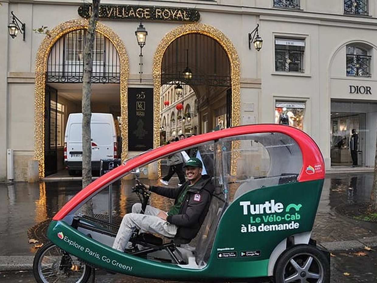 Paris visits Christmas lights on board a cab bike