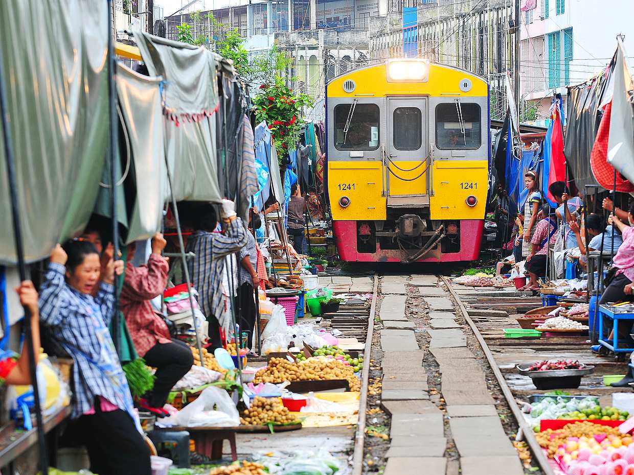 Floating and Railway Market, Coconut and Salt Farm from Bangkok (Private Tour)