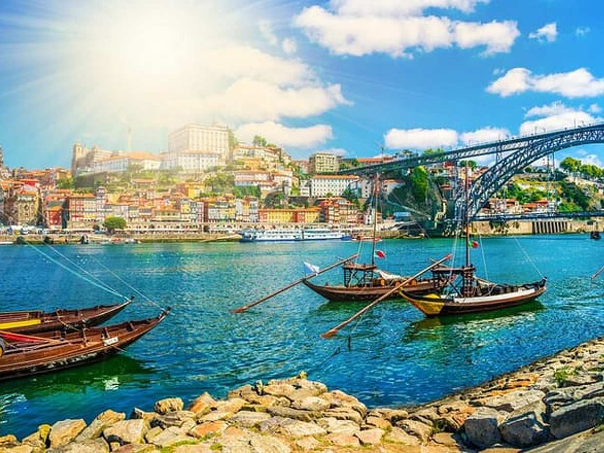 Private car transfer from Lisbon to Porto with 2h for sightseeing