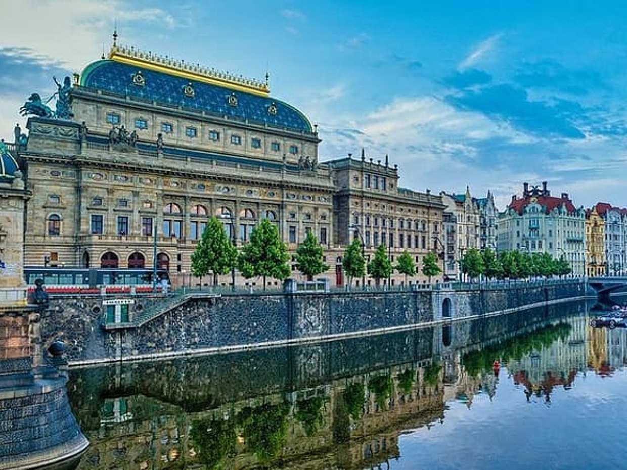 Private Transfer from Berlin to Prague with 4h of Sightseeing in Germany