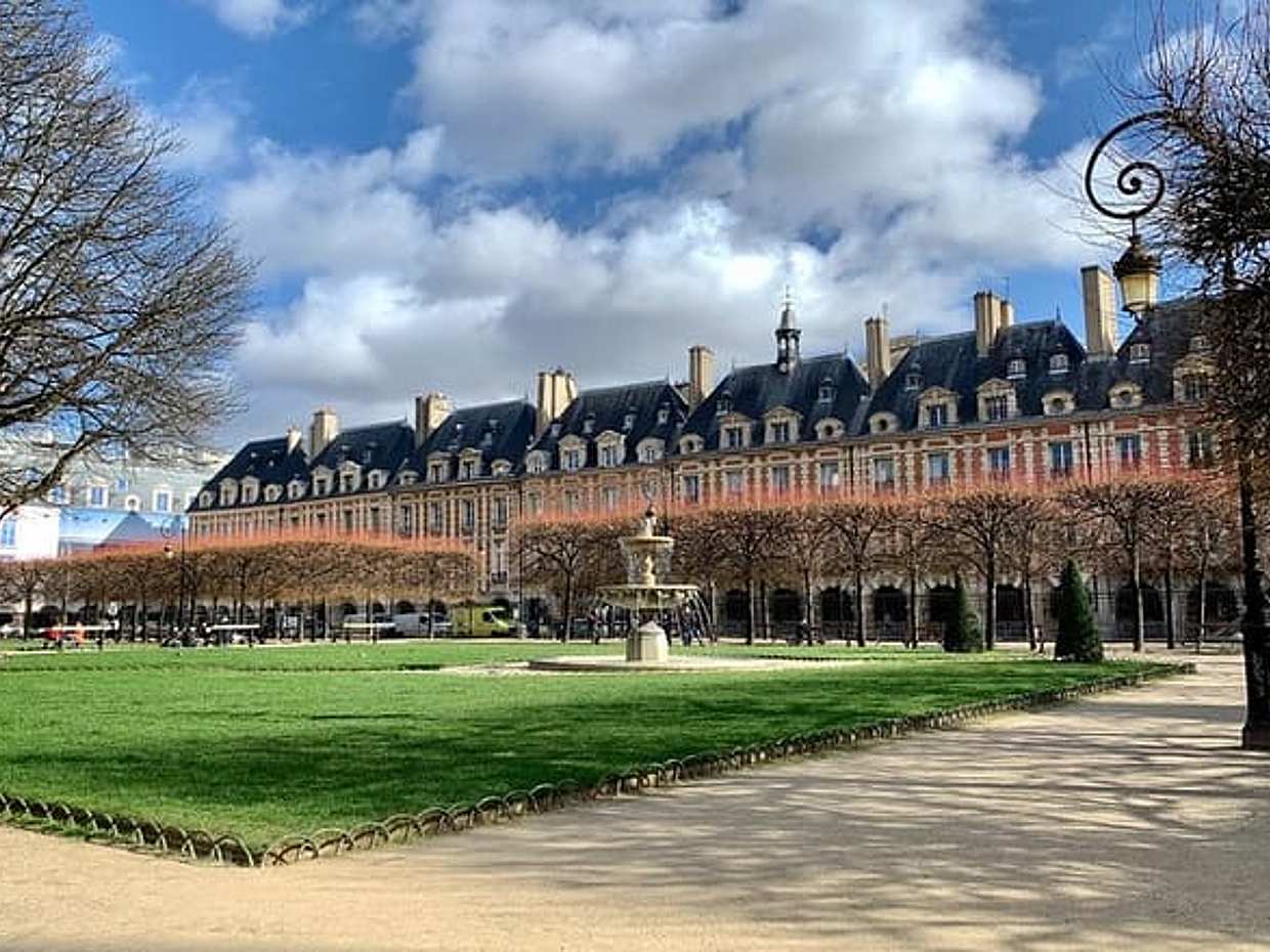 Half-Day Private Tour Marais, Eiffel Tower and Seine River Cruise