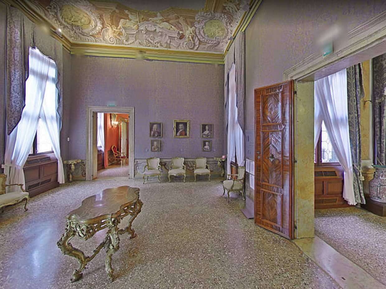 Private Hidden Venice Tour: Ca’ Rezzonico, Gondola Crossing & Scala del Bovolo, photo 5