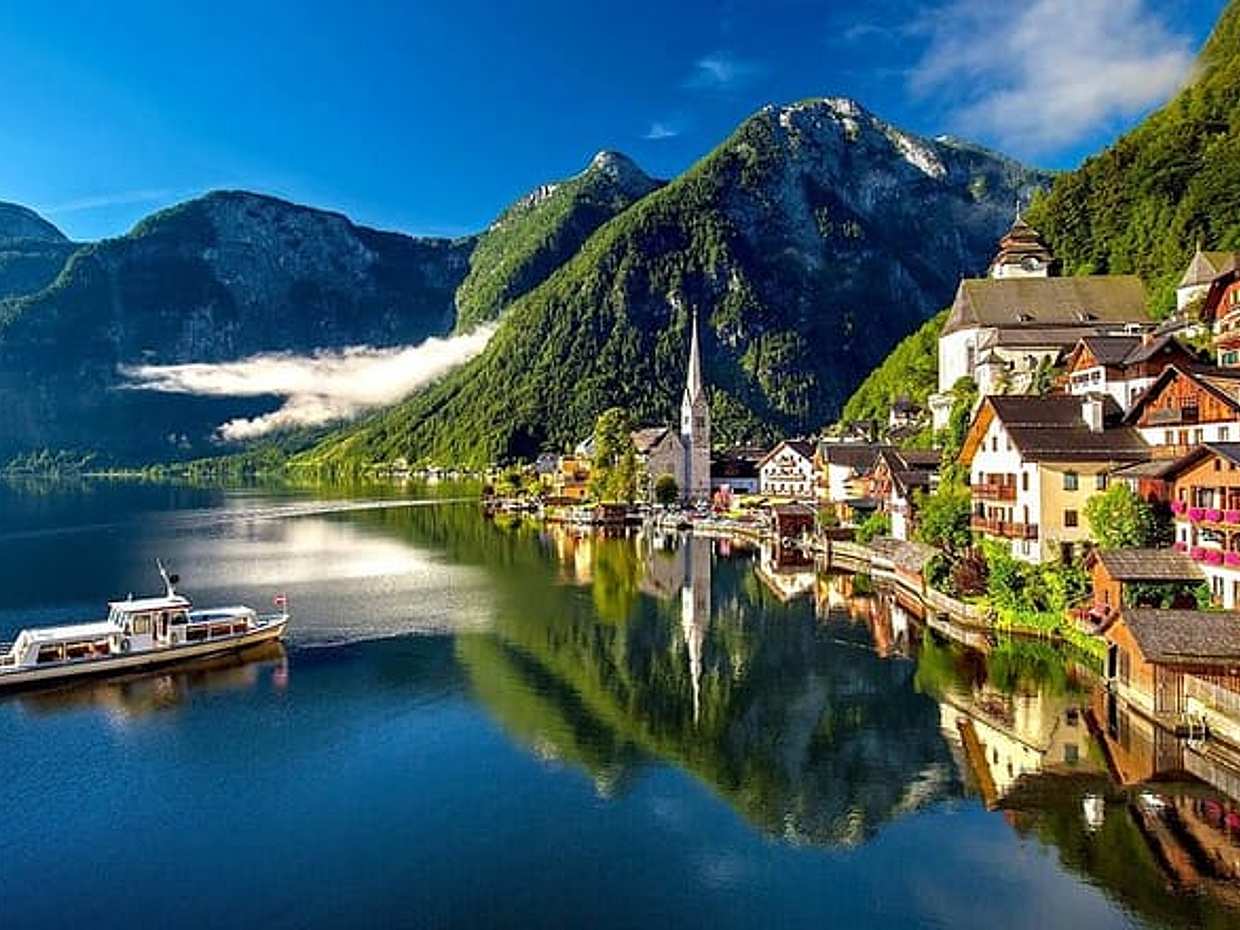 Private transfer: Vienna to Salzburg, stops in Melk and Hallstatt