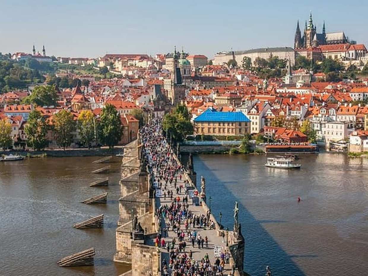 Berlin to Prague - Private Transfer with 2 hours of Sightseeing