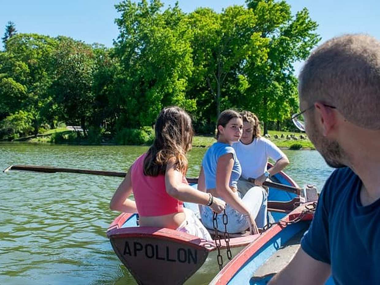 Paris Family Custom Tour: Kids-Friendly Day with Private Guide