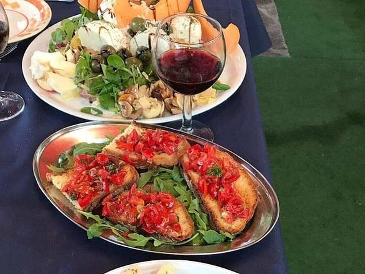 Traditional Neapolitan Dinner in Pompei - Villa Franca - Family Restourant