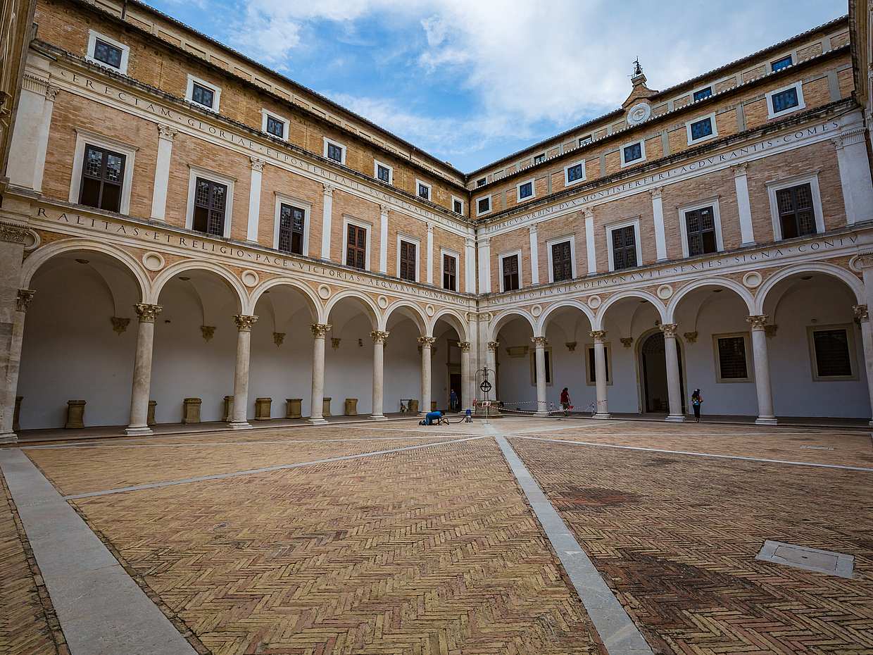 Urbino Stadtrundgang in Italien
, photo 2