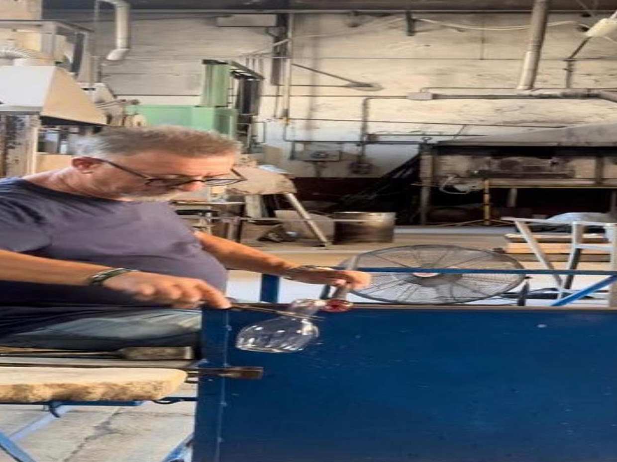 İtalya'da Murano Camı Üfleme ve Şekillendirme Sanatı Gösterisi, Cam Üfleme Fabrikası
, photo 3